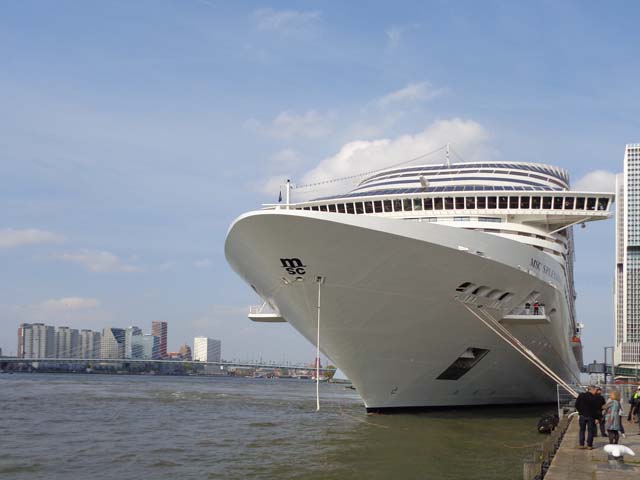 Cruiseschip ms MSC Splendida van MSC Cruises aan de Cruise Terminal Rotterdam